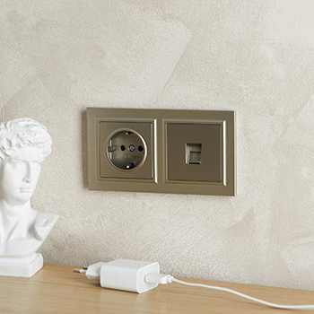 рамка 2-постовая IEK РУ-2-БрШ Brite - пример установки