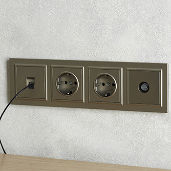 рамка 4-постовая IEK РУ-4-БрШ Brite - пример установки