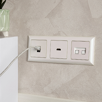 рамка 3-постовая IEK РУ-3-Бр Brite бежевый / жемчужный - пример установки