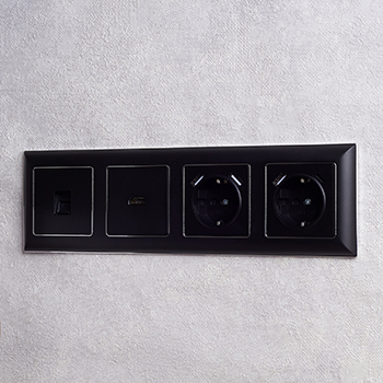 рамка 4-постовая IEK РУ-4-Бр Brite хром / черный - пример установки