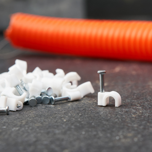 Скоба круглая 5мм пластик Rexant 50шт